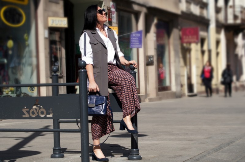 Kamizelka z haftem w stylu militarnym