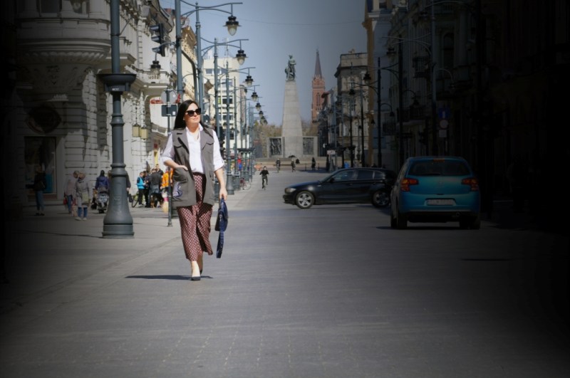 Kamizelka z haftem w stylu militarnym