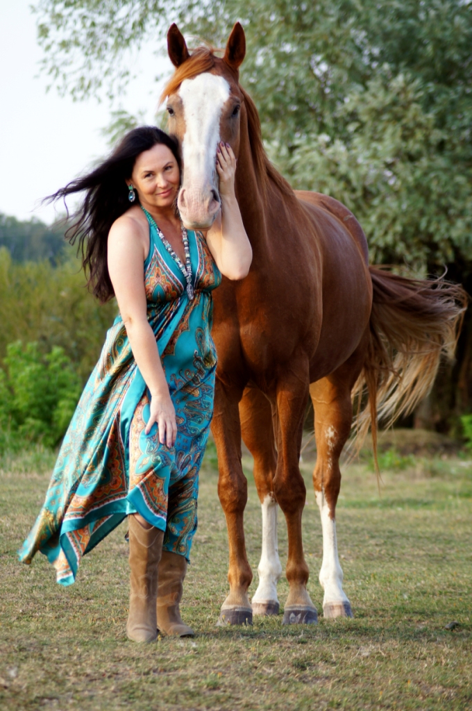 Turkusowa sukienka w orientalny wzór