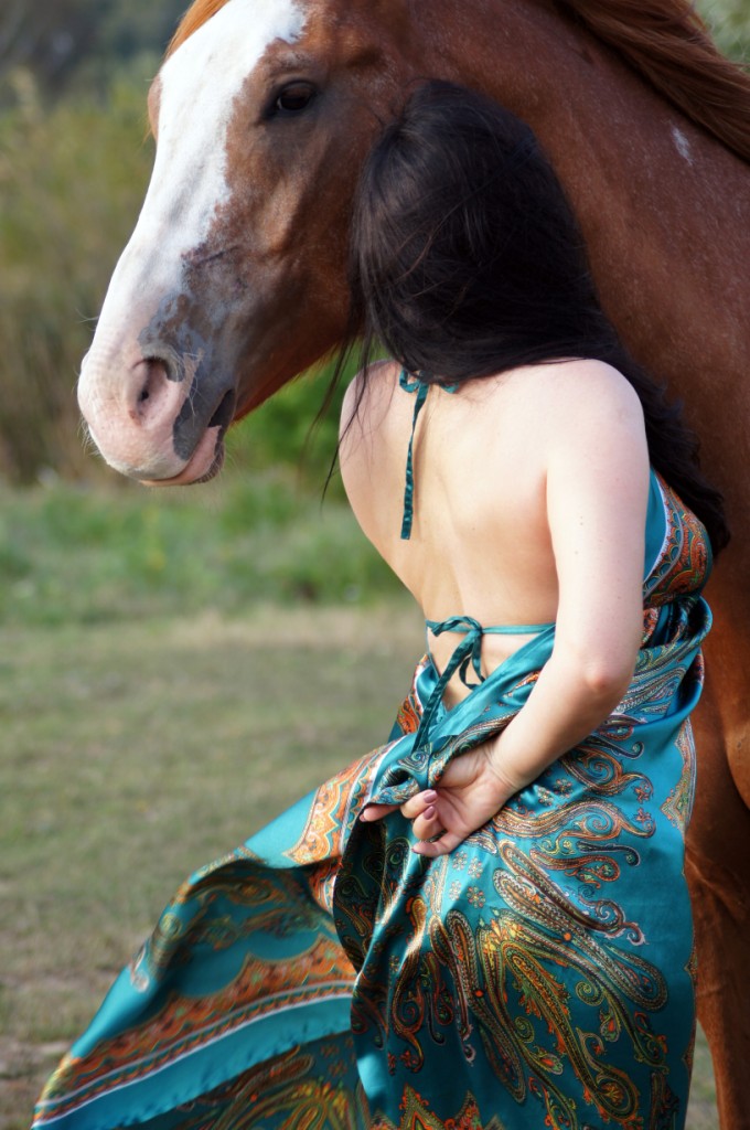 Turkusowa sukienka w orientalny wzór