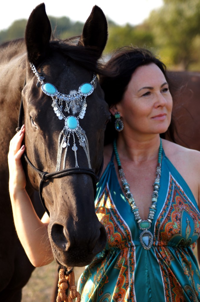 Turkusowa sukienka w orientalny wzór