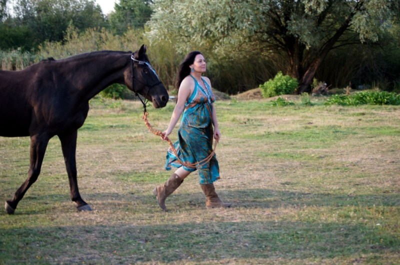 Turkusowa sukienka w orientalny wzór
