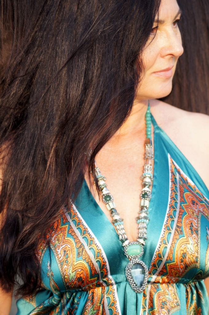 Turkusowa sukienka w orientalny wzór