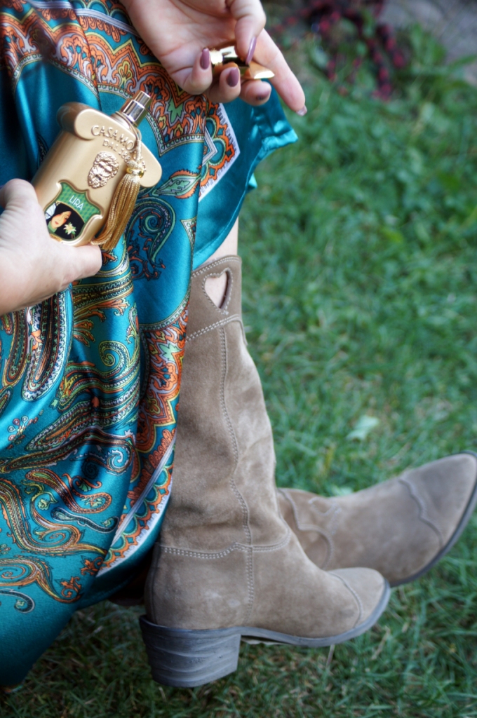 Turkusowa sukienka w orientalny wzór