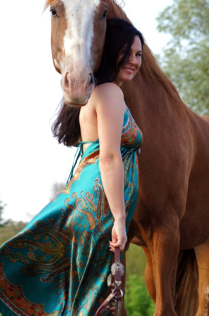 Turkusowa sukienka w orientalny wzór