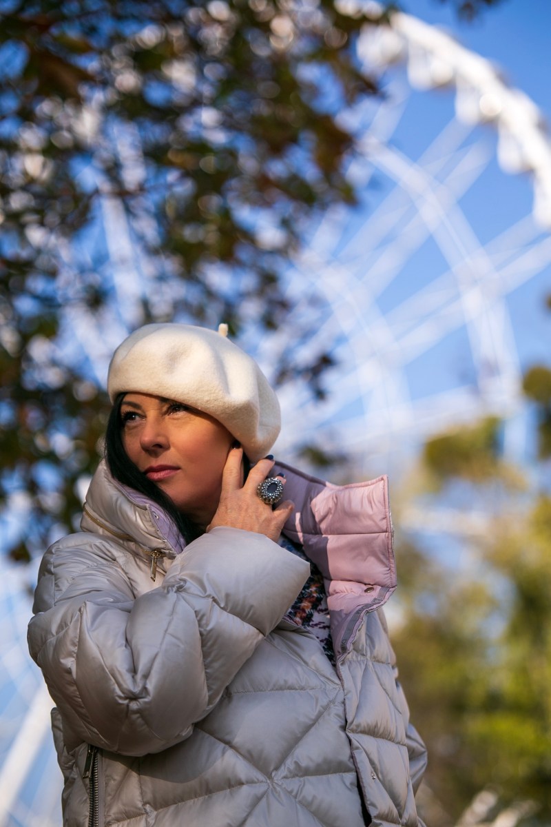 Puchowy, pikowany płaszczyk