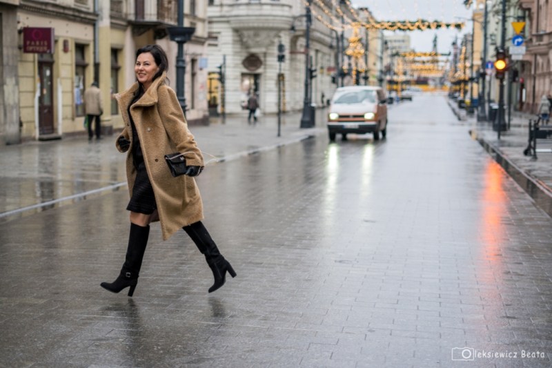 Camelowy płaszcz