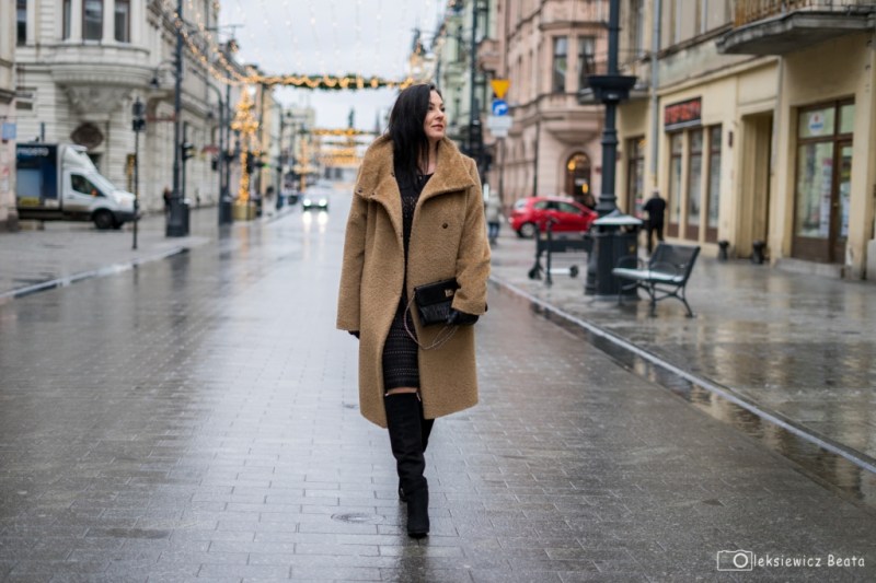 Camelowy płaszcz