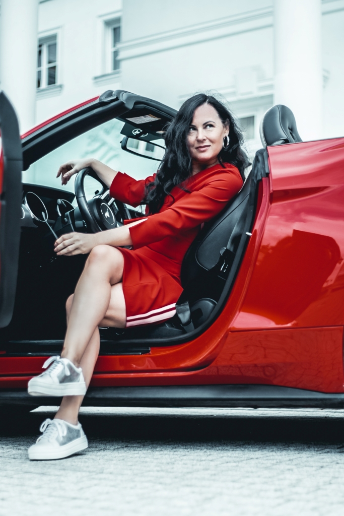 Sportowa sukienka, sportowy samochód