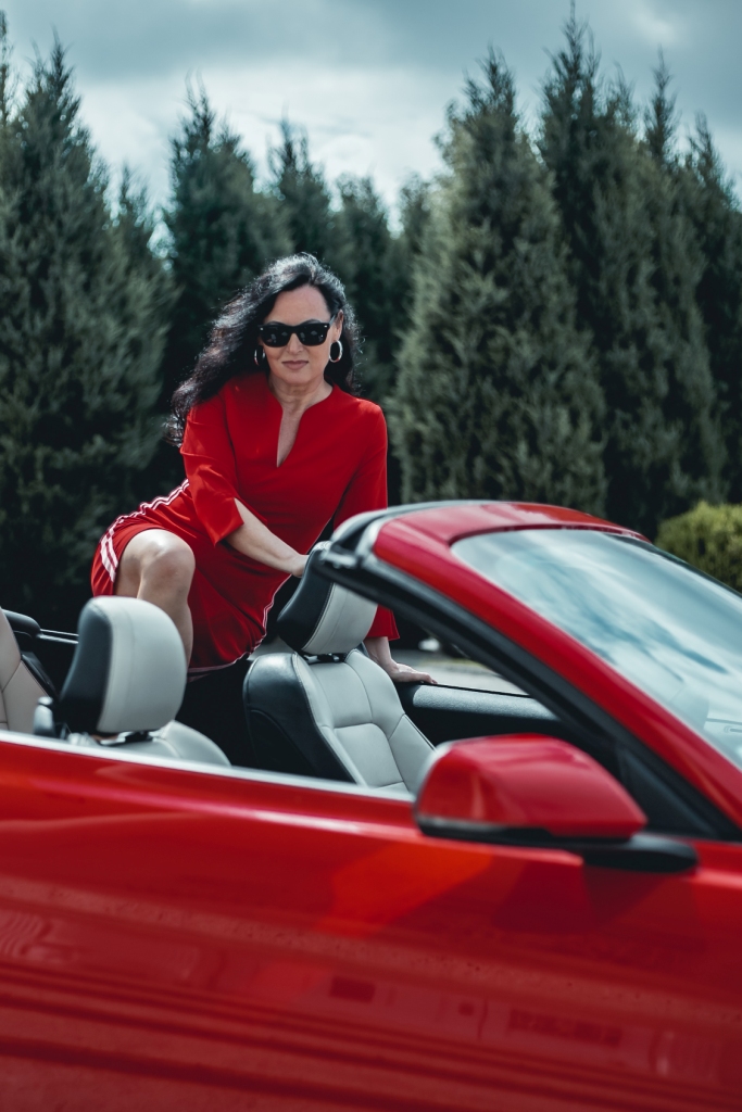 Sportowa sukienka, sportowy samochód