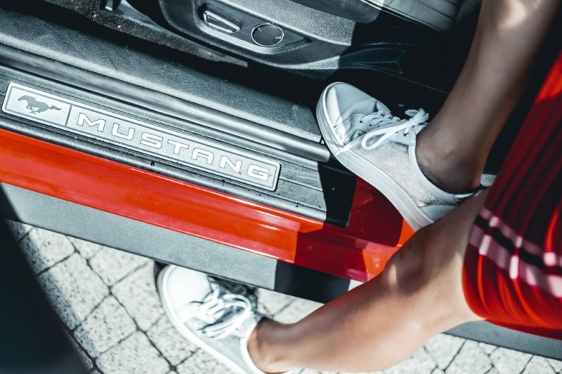 Sportowa sukienka, sportowy samochód