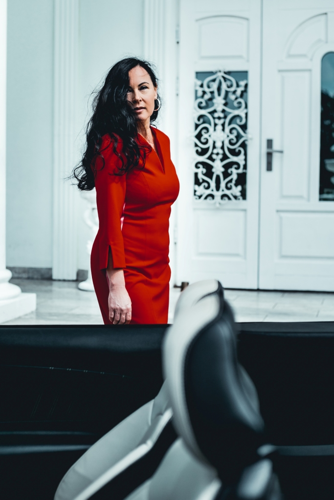 Sportowa sukienka, sportowy samochód