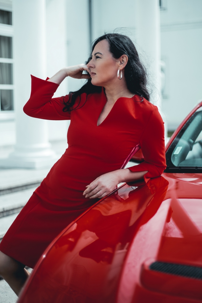 Sportowa sukienka, sportowy samochód