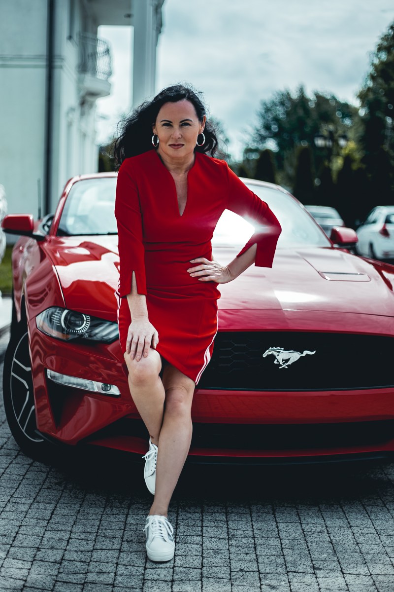 Sportowa sukienka, sportowy samochód